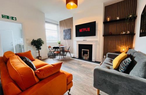 Eccles House | Stylish 5BR 5BA Home in Salford Street Parking
