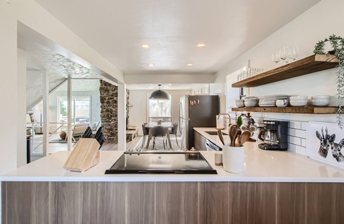 Golden House | Stylish and inviting home in Golden- Indoor Fireplace, Wi-Fi, and stunning views