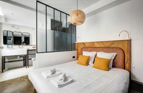 Porte-Saint-Martin Apartment | Stylish and sunny 7BD with garden for 17 guests!