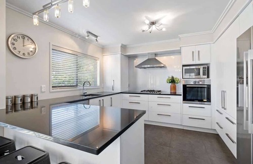 New Plymouth Apartment | Stylish Apartment by Scenic Coastal Walkway