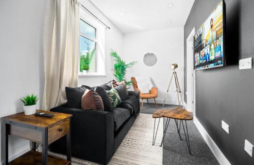 Cradley Apartment | Stylish Apartment - Rowley Regis - Parking - Netflix - Wifi - 49BG