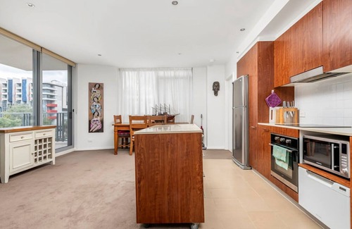 City West Apartment | Stylish Canberra Stay -Sauna ,Pool ,Gym,Balcony