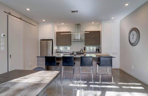 Stanstead Township Ski Chalet | Stylish Chalet & Spa Steps from Lake Memphrémagog