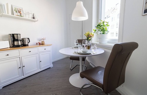 Vahrenwald-List Apartment | Stylish City Apartment at Lister Platz - Central, Quiet, Families-Friendly