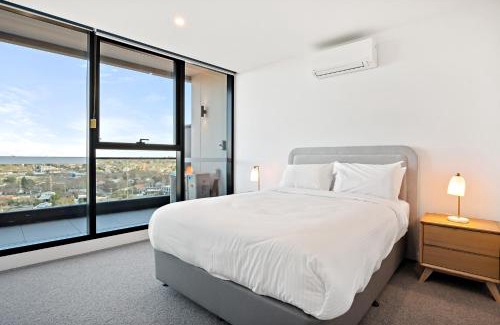 Alphington Apartment | Stylish City-View Apartment with Deluxe Amenities