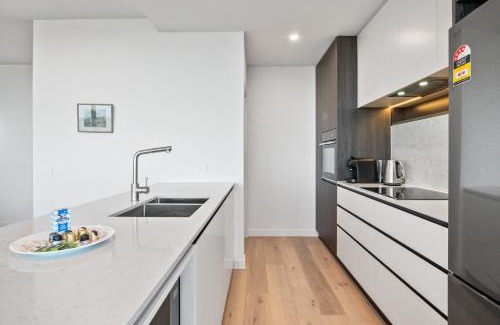 Alphington Apartment | Stylish City-View Apartment with Deluxe Amenities
