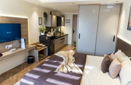 Jaypee Greens Apartment | Stylish & Comfortable Studio near Expo Center Greater Noida opposite Metro