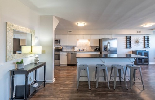 East Price Hill Apartment | 🌃Stylish & Comfy | 5⭐️Location, Views, Queen Beds🌌