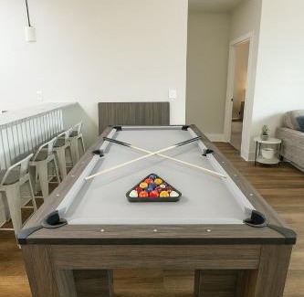 Glen Iris Apartment | Stylish Condo 3 Bedroom with Pool Table
