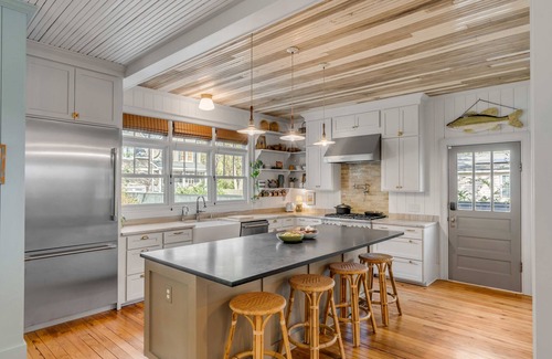 Charleston House | Stylish Cottage w/Gourmet Kitchen, Screened Patio & Gameroom — 7 mins from dt!