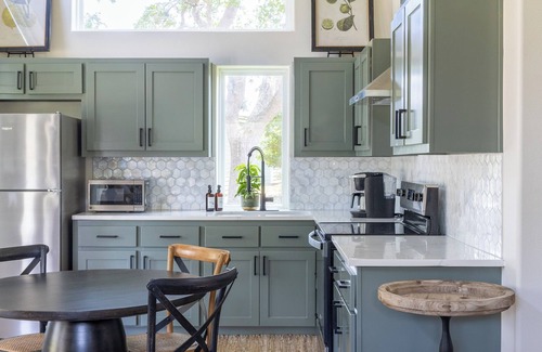 Warrenton House | Stylish Country Getaway | Minutes to Round Top