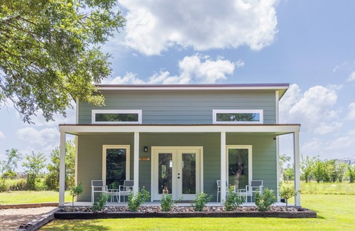 Warrenton House | Stylish Country Getaway | Minutes to Round Top