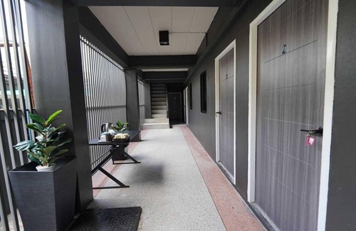 Samsen Nok House | Stylish Double Getaway | Unwind in Huaikwang