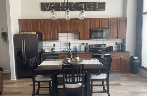 Sandusky Condo | Stylish Downtown Sandusky Condo Perfect for Family Getaway