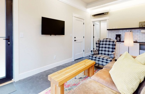 Sellwood-Moreland Apartment | Stylish executive suite with great location, private W/D, & fast WiFi
