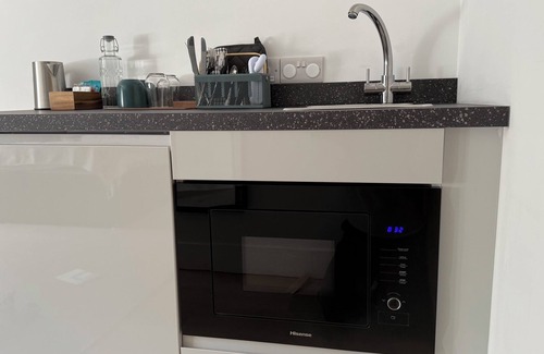 Chard Apartment | Stylish Ground Studio with Kitchenette - Twin or SuperKing