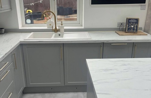 Moreton House | Stylish Home Away from Homen6 Minutes Drive to Beach