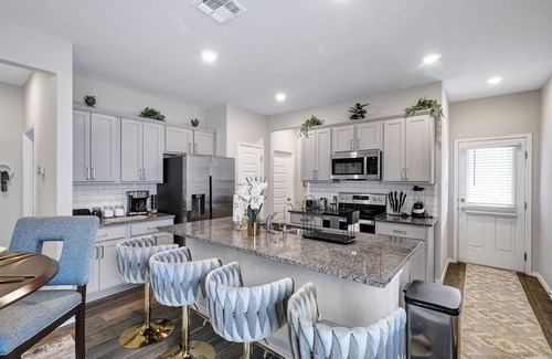 Converse House | Stylish Hot Tub Retreat | BBQ Yard Games WiFi Pets