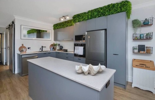 Forster Apartment | Stylish Lake Front Apartment - Walk to Forster Town Centre