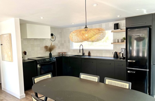 Bellingham Cottage | Stylish lakeside neighborhood cottage w/hot tub.