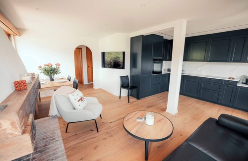 Laax Apartment | Stylish Lakeview Apartment, Balcony & Free Parking