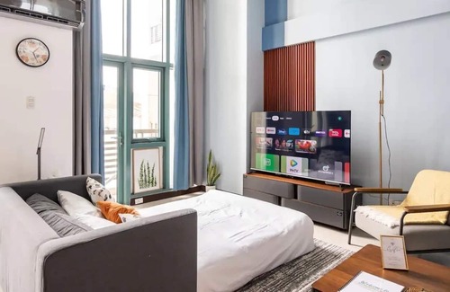 Santolan Apartment | Stylish loft, 65 in UHDTV w Fast WiFi + Pool & Gym