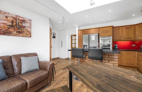 Kenton East Apartment | Stylish London home with private garden