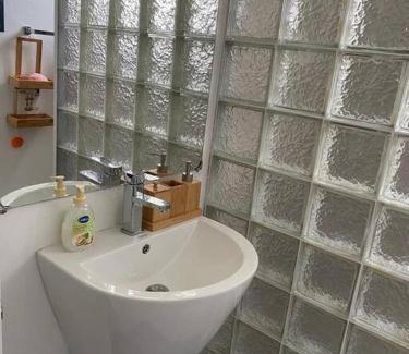 Candos Apartment | Stylish & Luxury 2-bed parkside apart with pool