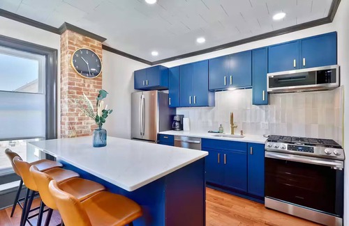 Burlington Apartment | Stylish & Modern 2BR - Luxurious + Historic Charm, Close to Downtown & Bakery