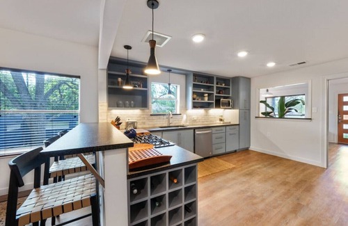 Brentwood House | Stylish + Modern 4-bedroom, 10 minutes to Downtown