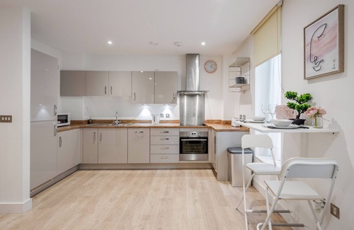Peninsula House | Stylish North Greenwich Townhouse Near O2 & River – Sleeps 4