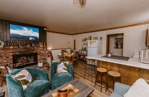 Big Bear Lake Apartment | Stylish Pet Friendly Cabin, Walk to the Slopes, Golf and Zoo, BBQ and Firepit