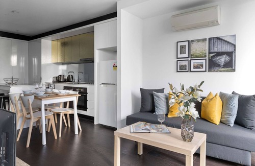 Melbourne Central Business District Apartment | Stylish Pet-Friendly 2BR, Walk to Southern Cross