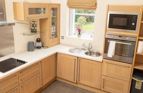 Thamesfield Apartment | Stylish Putney Apartment w/Thames View & Parking