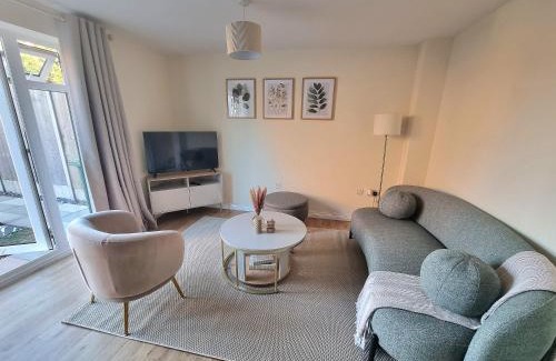 Rugby House | Stylish Spacious 4 Bed Townhouse near station with Parking & High Speed WiFi