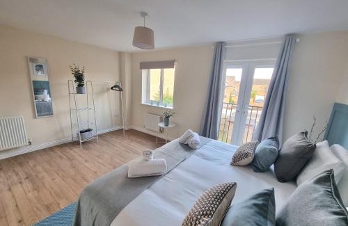 Rugby House | Stylish Spacious 4 Bed Townhouse near station with Parking & High Speed WiFi