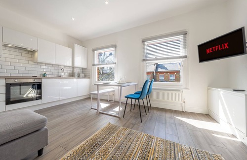 Queen's Park Apartment | Stylish split-level 2BR near Queen’s Park – bright, modern & well-connected