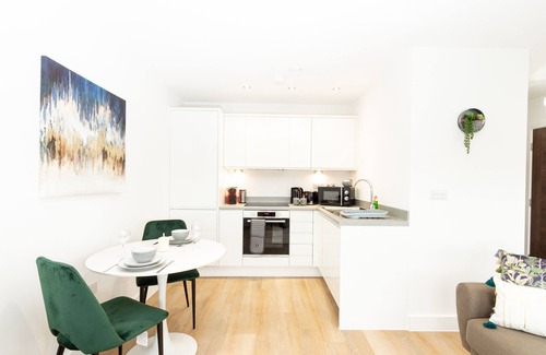 Old Trafford Apartment | Stylish Studio Apt Overlooking Old Trafford