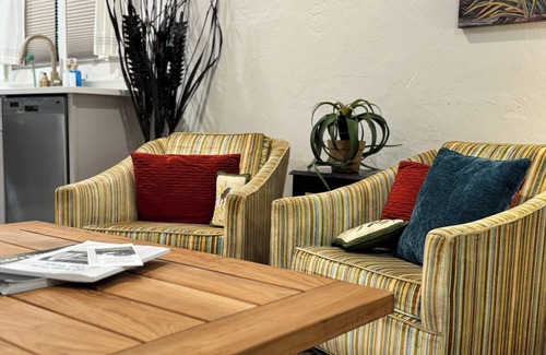 High Springs Apartment | Stylish Studio in Historic High Springs, 5 min Walk to Restaurants, Shops, Bars!