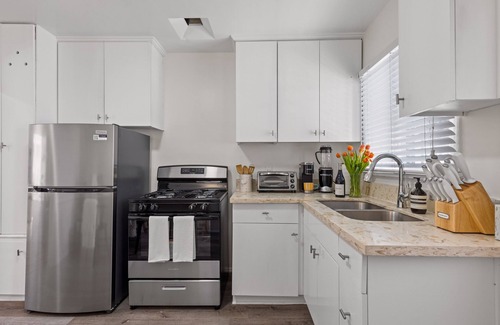 Hollywood Hills West Apartment | Stylish Sunset Stay! Steps away from Sunset Strip!