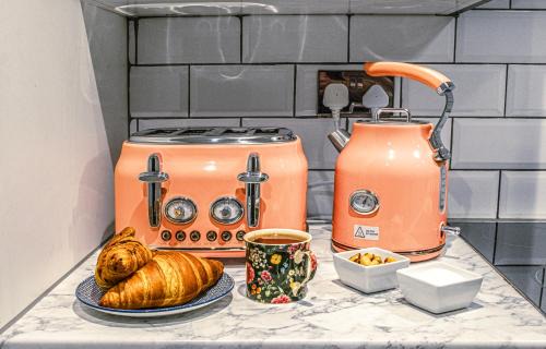 Montpelier House | Stylish Super Central Modern Townhouse Retreat