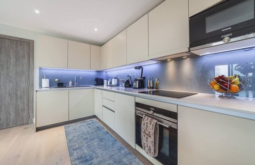 St. Mary's Park Apartment | Stylish Three-Bedroom Flat in Vibrant Battersea