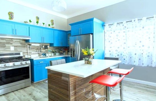 IronShore Estates Apartment | Stylishly Modern Apt° in Upscale Area ~with Private Beach & Pool Access