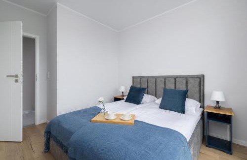Bytkow Apartment | Stylowy Apartament z Dwiema Sypialniami Balkonem i Parkingiem by Noclegi Renters