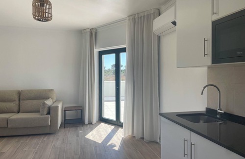 Castelo House | Suíte c/wc privado, sala e terraço na Casa das Vinhas em Sesimbra