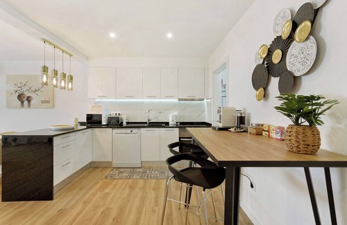 Gaula Apartment | 'Suite' Room with Mountain View, Wi-Fi and Air Conditioning