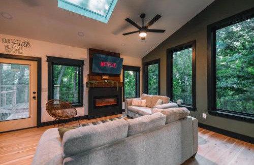 Wildwood House | Summer Breeze at Willow Treehouse -Treetop Escapes