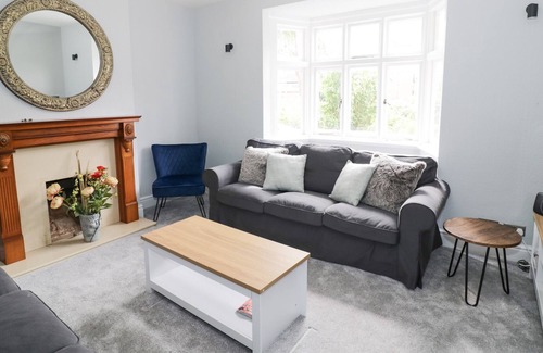 City Centre Cottage | SUMMER HOUSE ON ALBANY ROAD, family friendly in Stratford-Upon-Avon