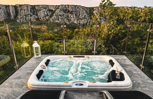 Slime House | Summer House Nika with Jacuzzi