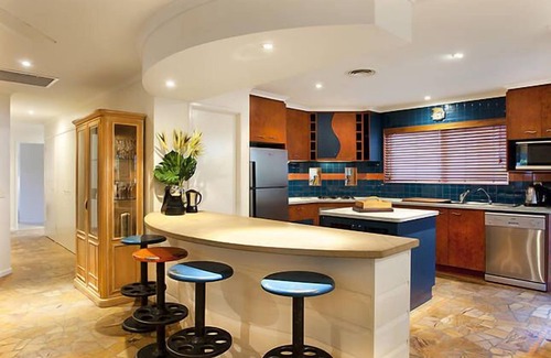 Sunshine Beach House | "Summer Salt" @ Sunshine + Pets & HEATED POOL 150m to the beach!
